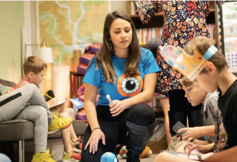 a teacher teaching young kids coding with the Dash Robot