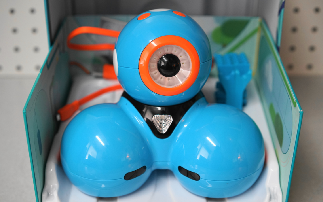 the dash robot in its box with USB charging cable