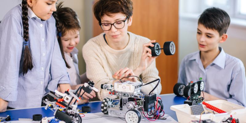 students using robotics in coding education