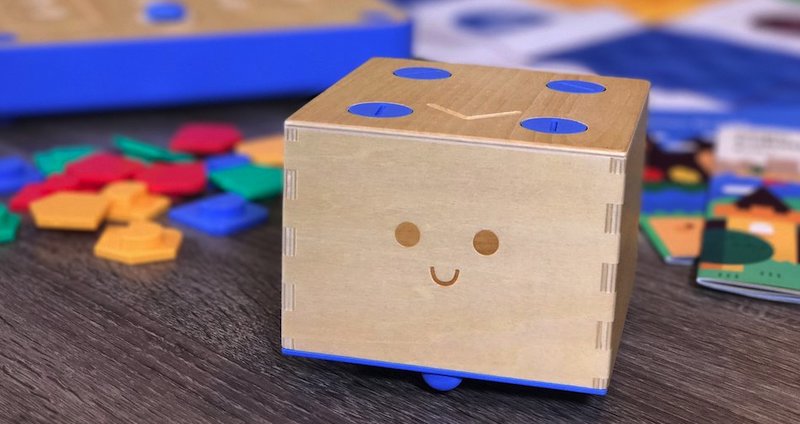 the cubetto robot and logic blocks sitting on a table
