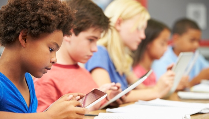 students using mobile devices in 1:1 programs