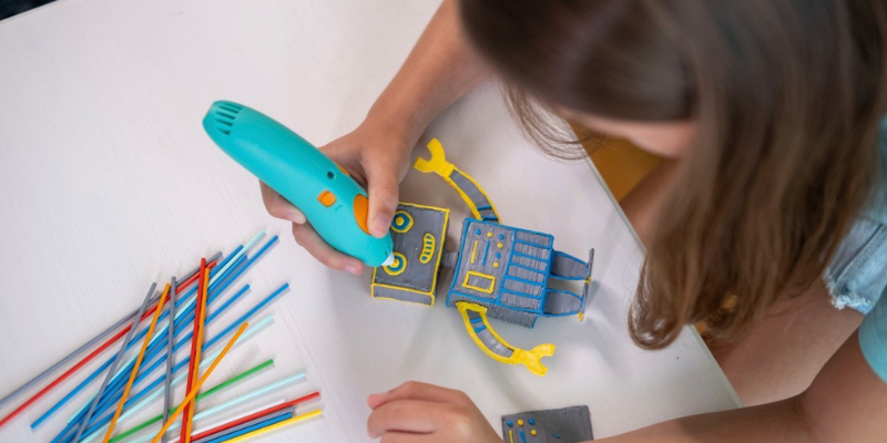 3Doodler 3D printing pen creating a robot