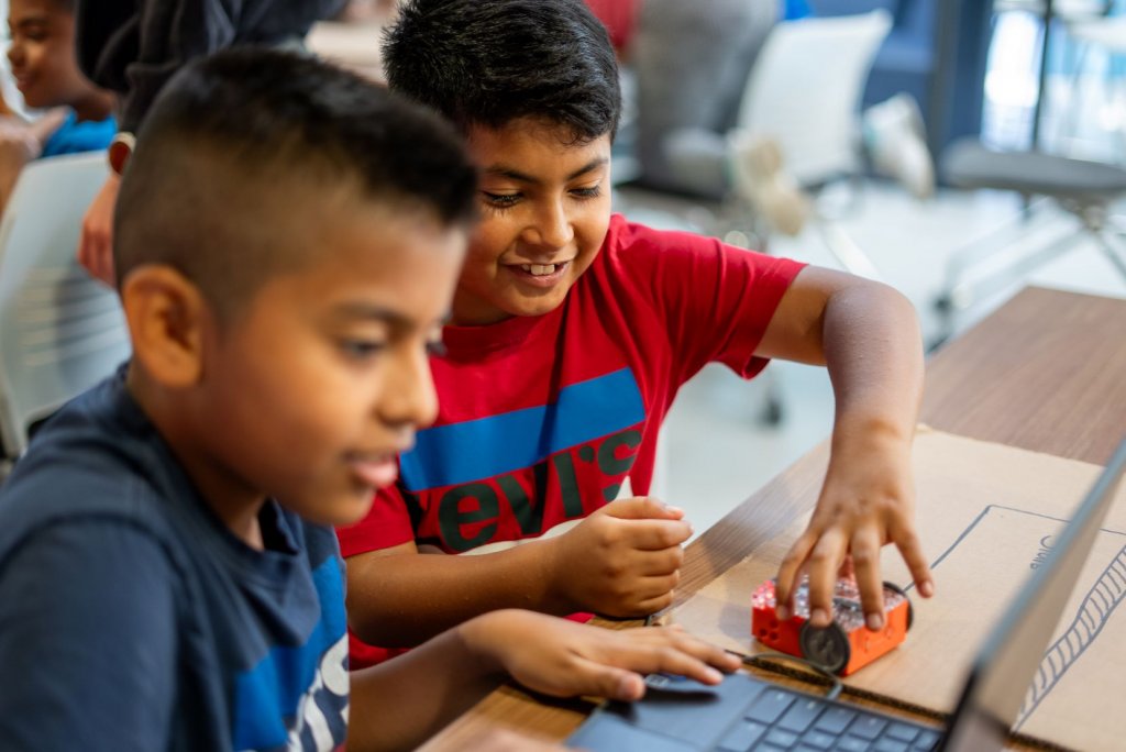 kids using edison robot to code